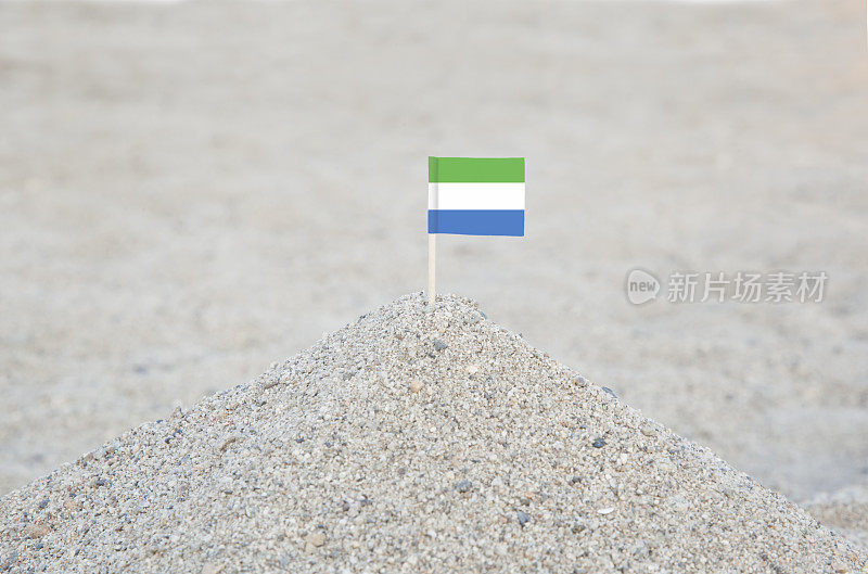海滩上的塞拉利昂国旗