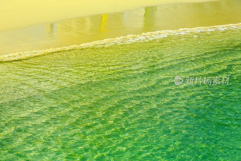 田园诗般的沙滩和绿松石般的半透明加勒比海，阿鲁巴岛