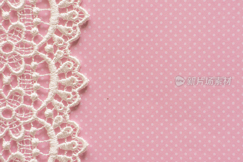 粉色纸与白色花边边界