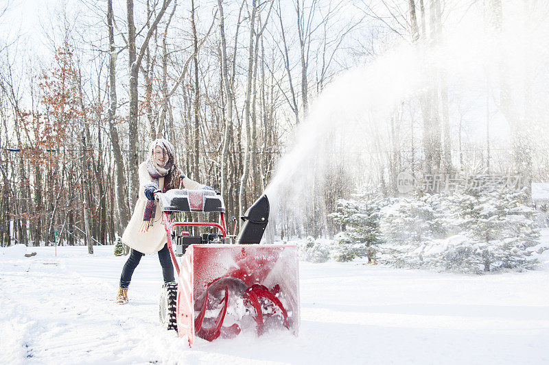 滑稽的少女肖像，头发上有雪