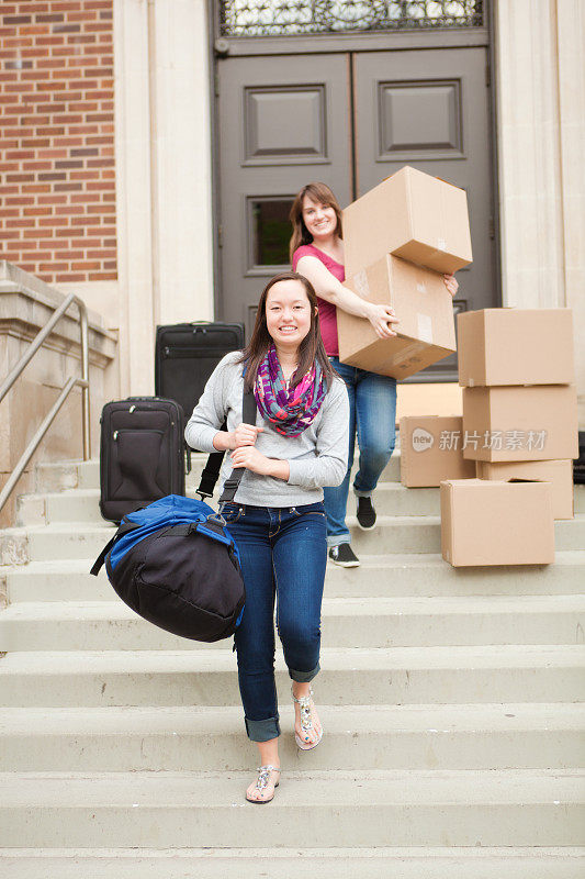快乐学生搬家宿舍在大学校园垂直