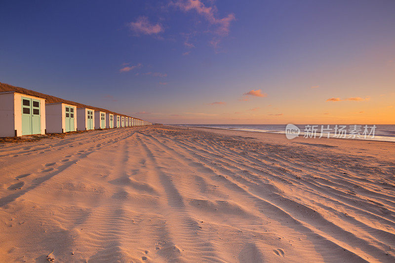 荷兰Texel岛，日落时分的海滩小屋