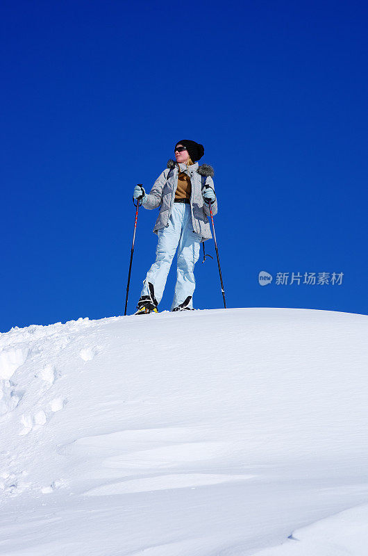 女孩雪地鞋之旅，蓝天