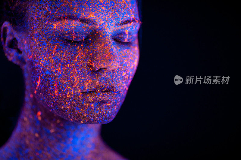 在紫外线下用荧光化妆绘制的肖像