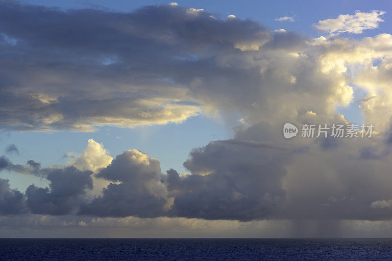 加勒比海上空的太阳、云和雨