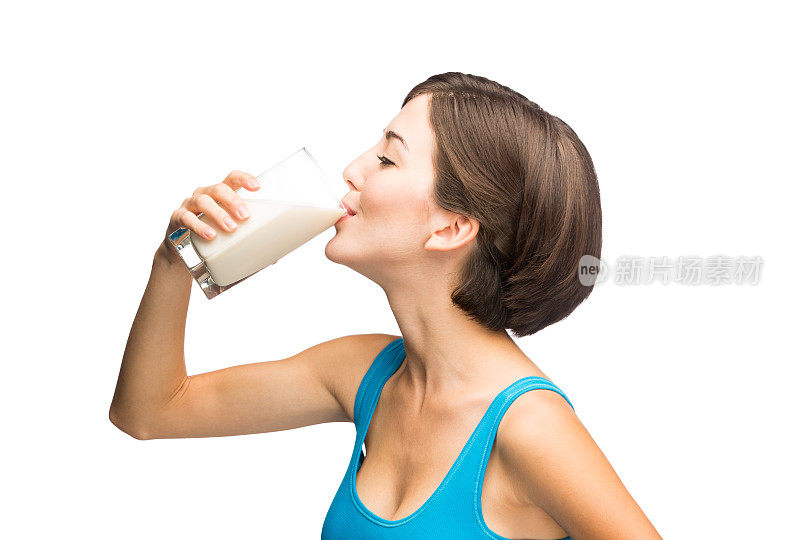 年轻的拉丁妇女喝牛奶