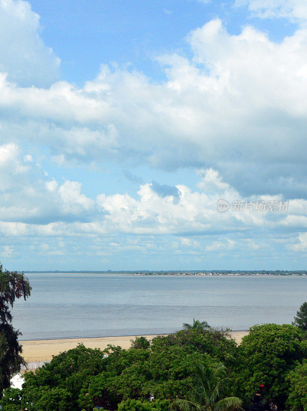 冈比亚河与大西洋在西非交汇