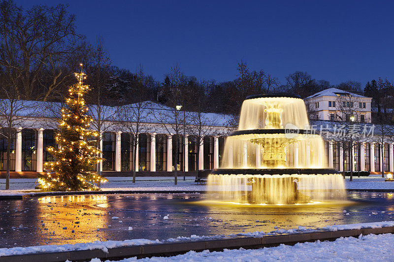 灯火通明的喷泉，黄昏的圣诞树