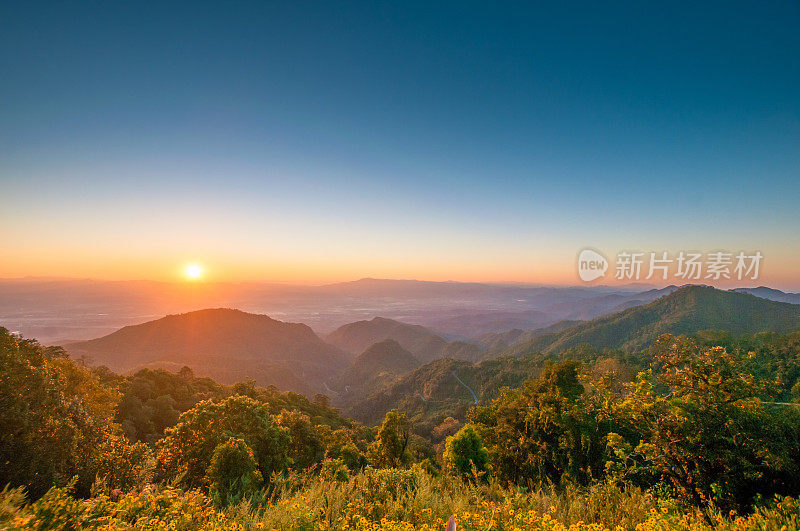 泰国北部的全景日落山景