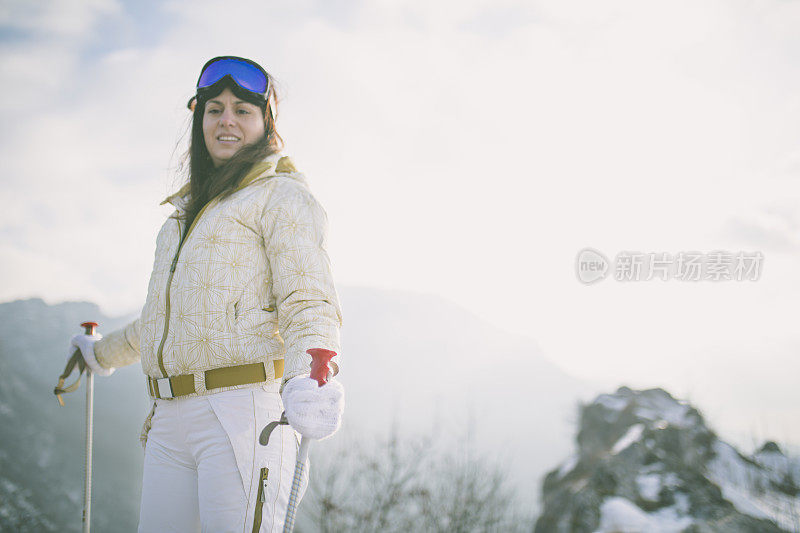 女人在冬天的雪山里