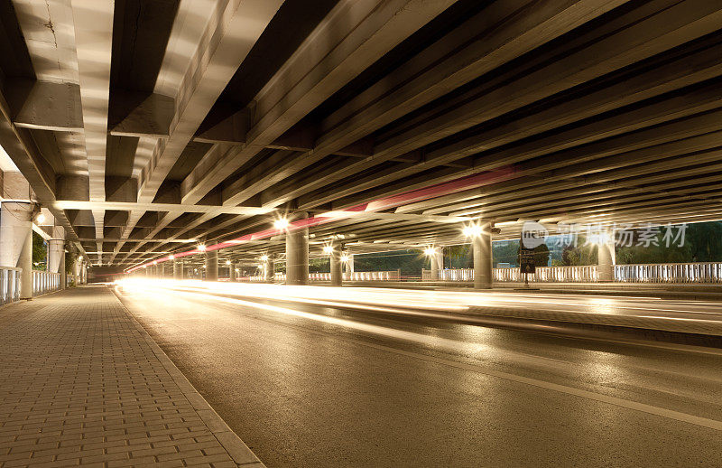 在中国北京，大城市的高速公路上有灯光。