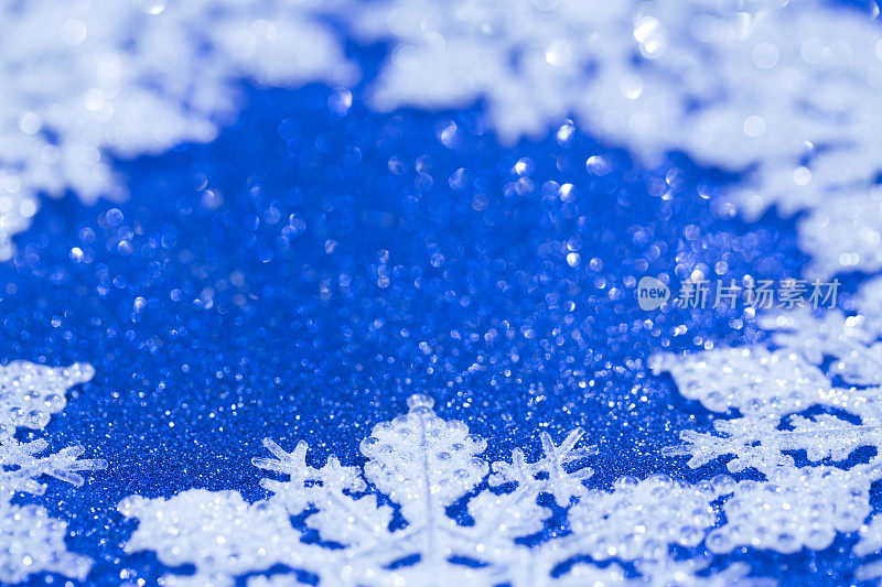 闪闪发光的雪花在蓝色的圣诞背景