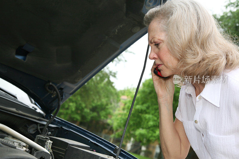 一名成年女子因汽车故障正在打电话