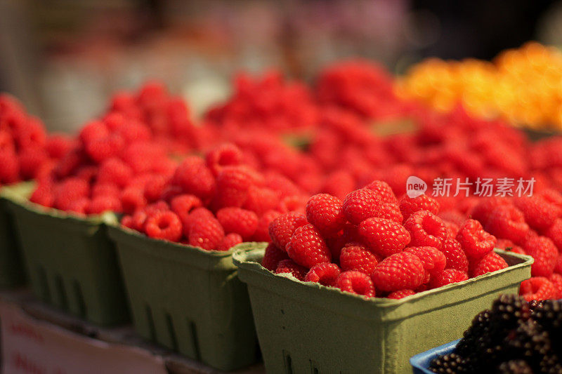 在加拿大温哥华的一个市场摊位上，一盒盒树莓