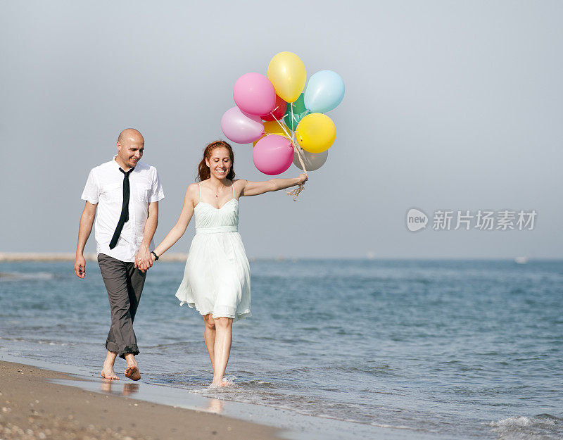 新婚夫妇在海滩上度蜜月