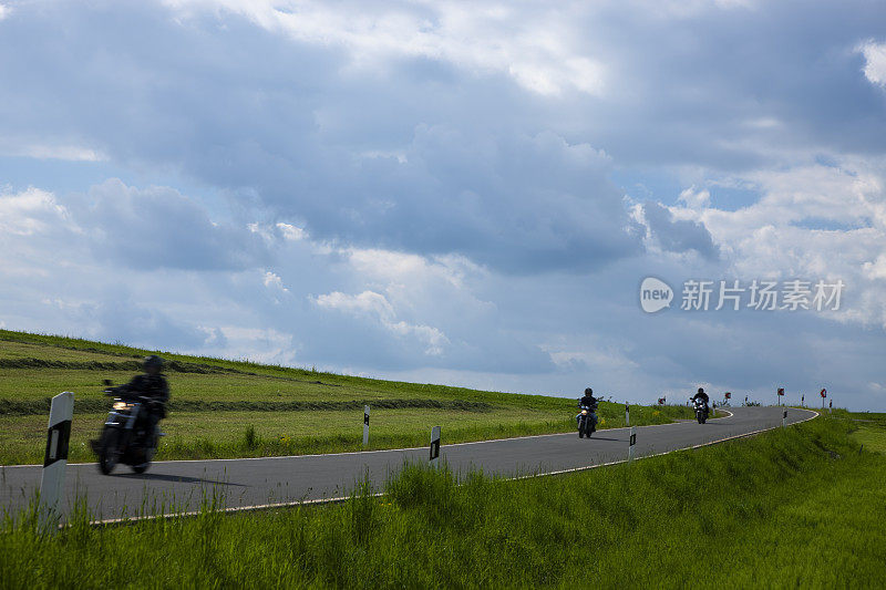 在乡村公路上超速行驶的摩托车