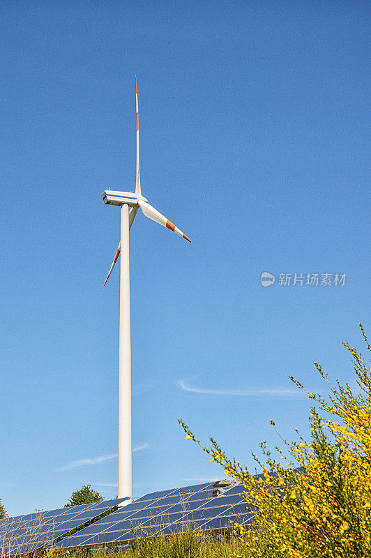 风力涡轮机后面的领域，太阳能电池板