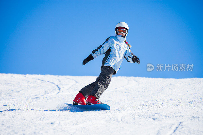 十几岁的女孩在阳光明媚的冬日滑雪