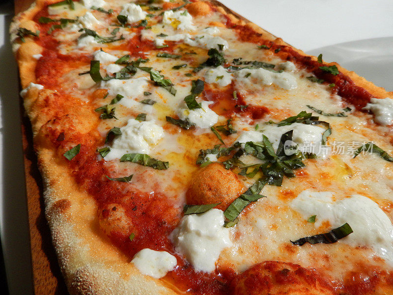 自制奶酪番茄玛格丽塔披萨，意大利餐厅，披萨饼皮