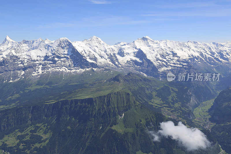 瑞士阿尔卑斯山和山谷的鸟瞰图