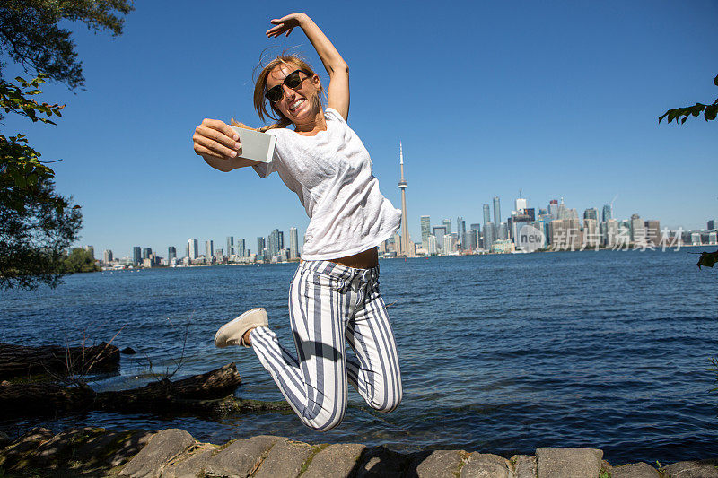 年轻快乐的女人在加拿大多伦多自拍