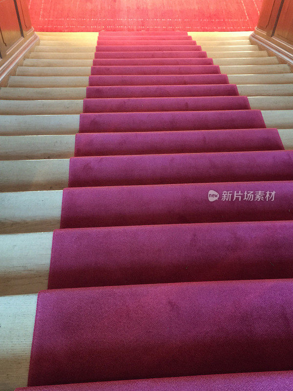 楼下铺着红地毯