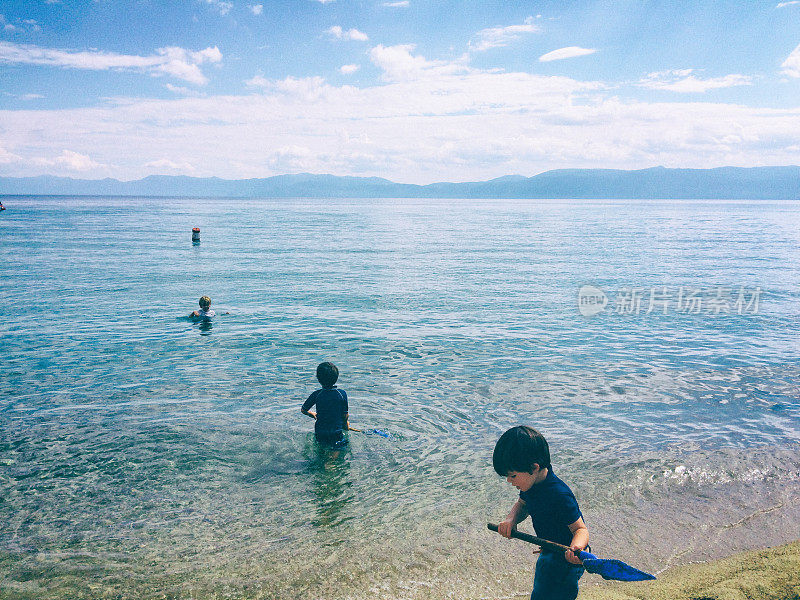 夏天，三个男孩在太浩湖里玩