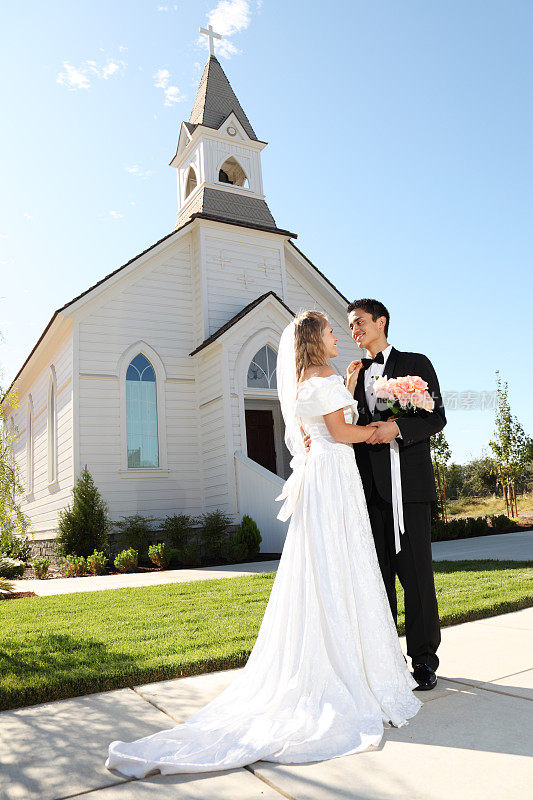 新婚夫妇在教堂前