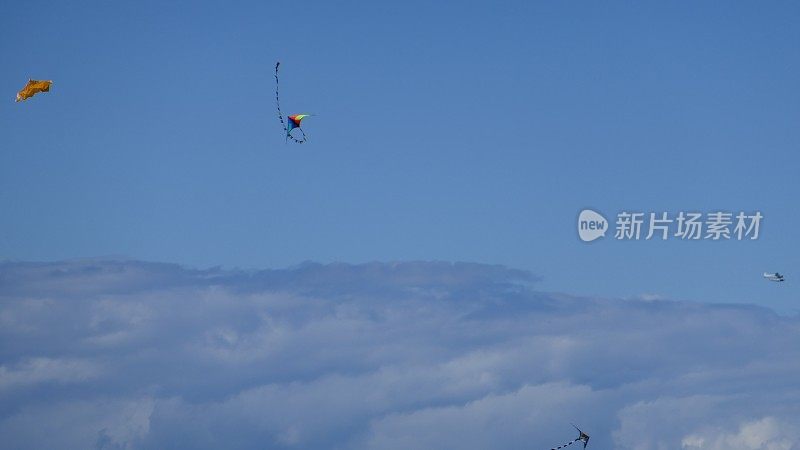 风筝和飞机在天空中飞翔