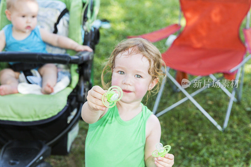 年轻的家庭在大自然中野餐…小孩子