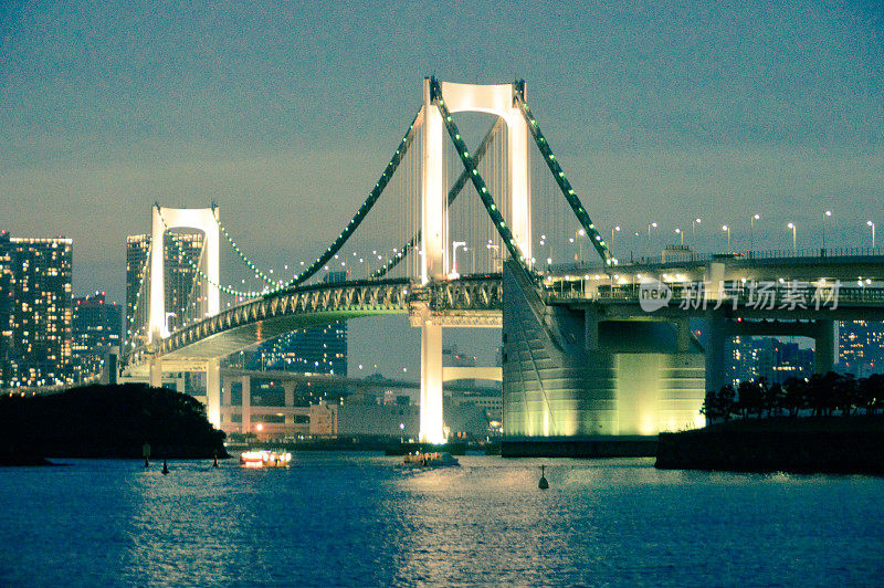 彩虹桥和东京湾的日落景色