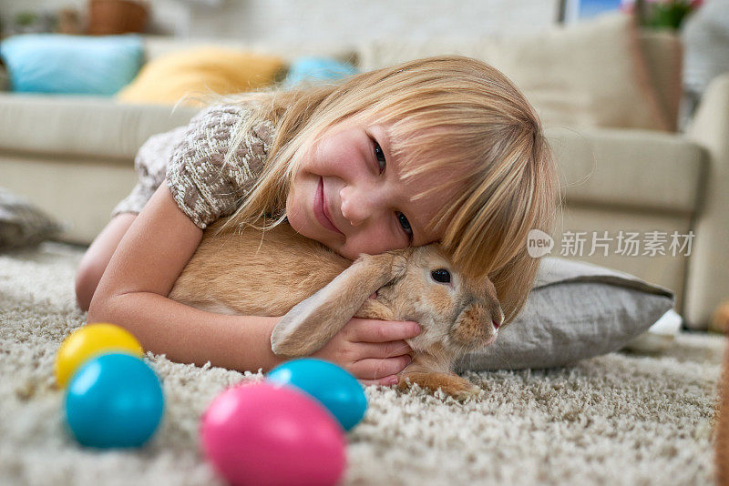 快乐的女孩和复活节兔子