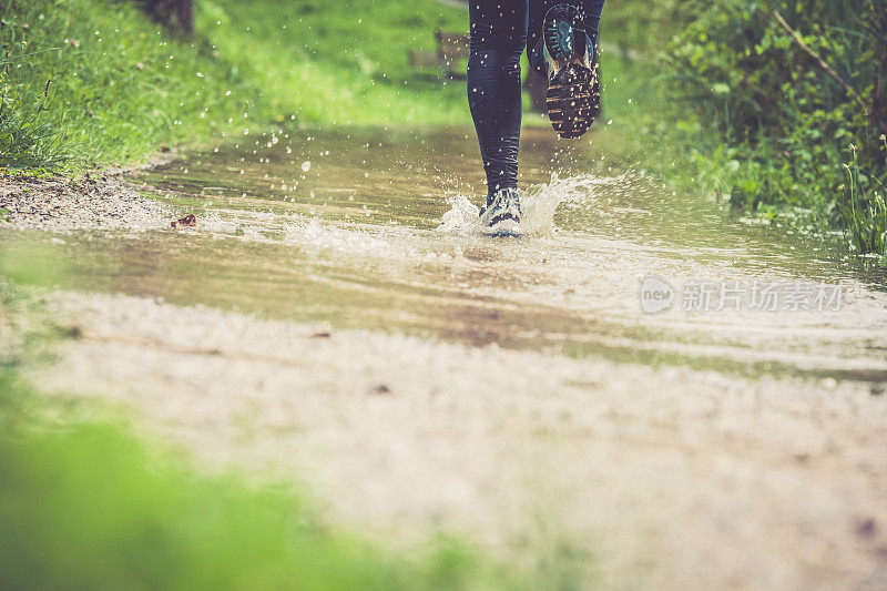 高加索老年妇女在雨中奔跑地中海活跃老年人