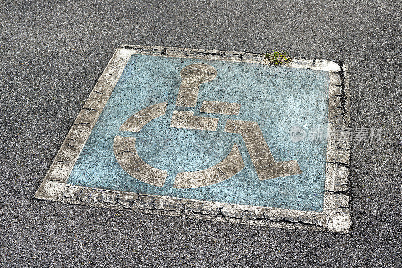 沥青路面上的残疾人停车标志