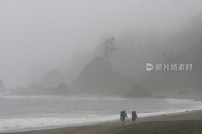 雾中漫步石狮海滩
