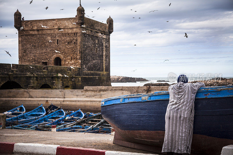 摩洛哥，埃索维拉:渔船和壁垒**