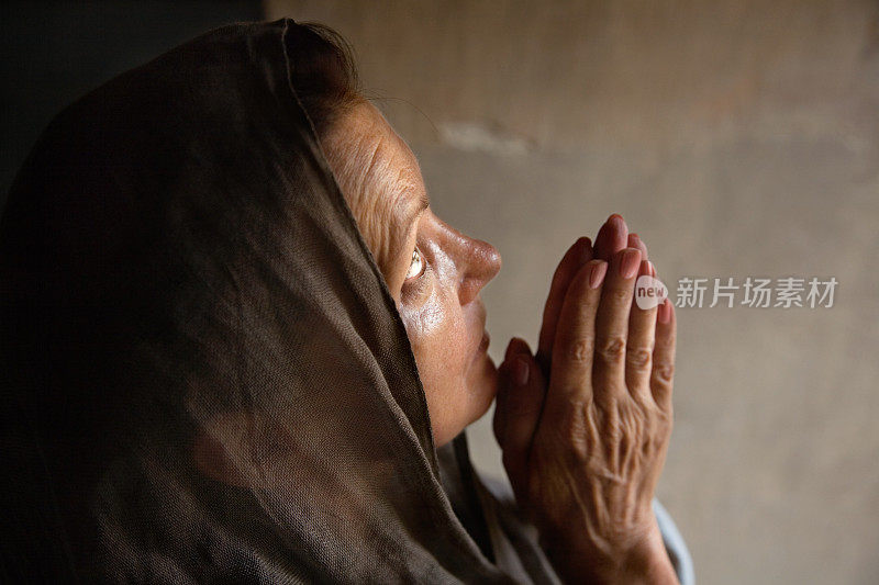 女人用手祈祷