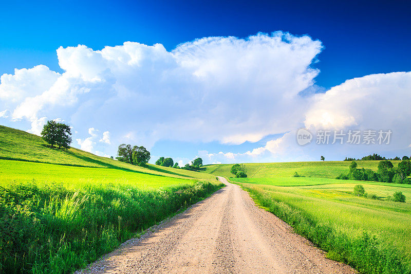 乡村道路，起伏的山丘和山谷-农田景观