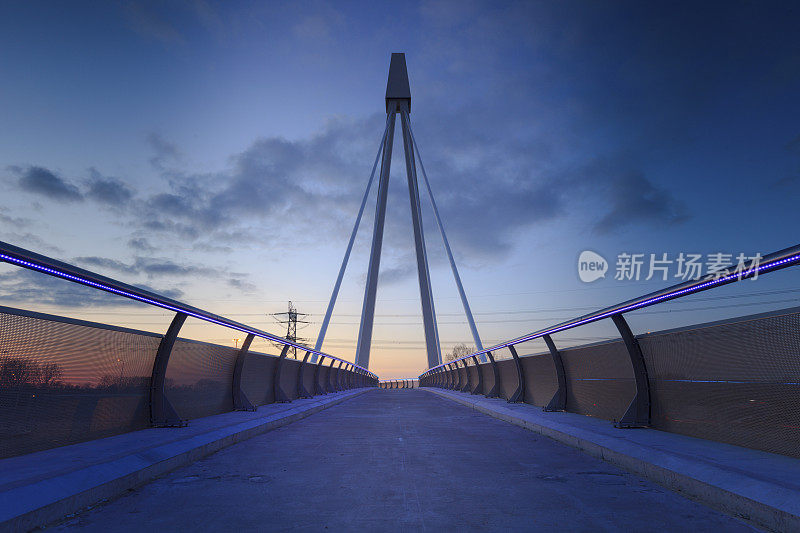 Naaldwijk高速公路上的未来主义大桥