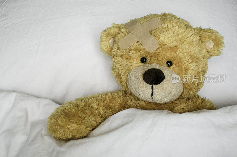 受伤的泰迪熊在床上恢复