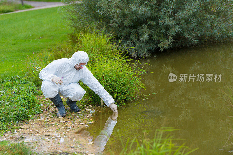 科学家检测有毒的水