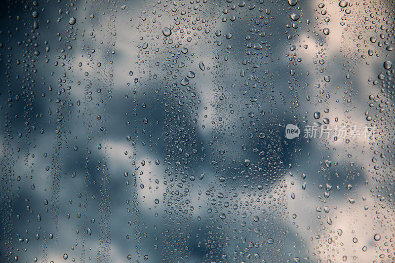 阴雨霏霏的天空中飘着乌云