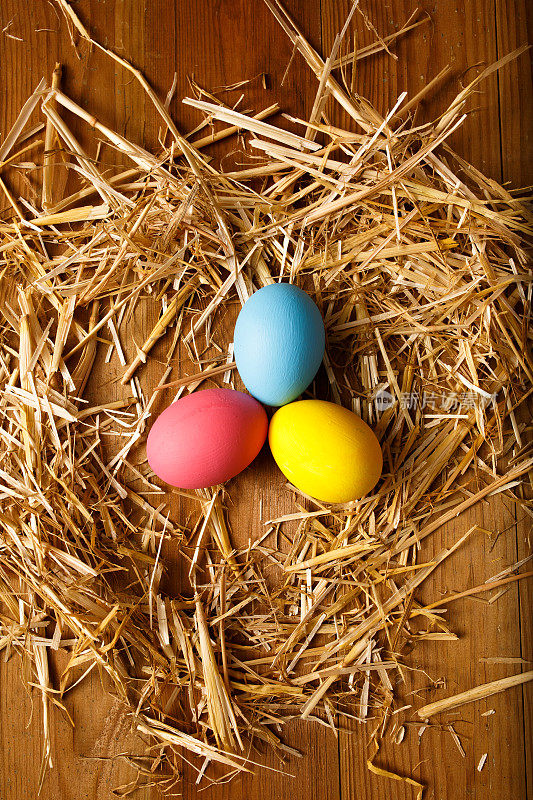 稻草窝里的复活节彩蛋