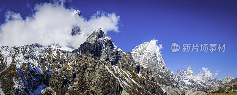 参差不齐的山峰引人注目的雪峰在喜马拉雅荒野翱翔