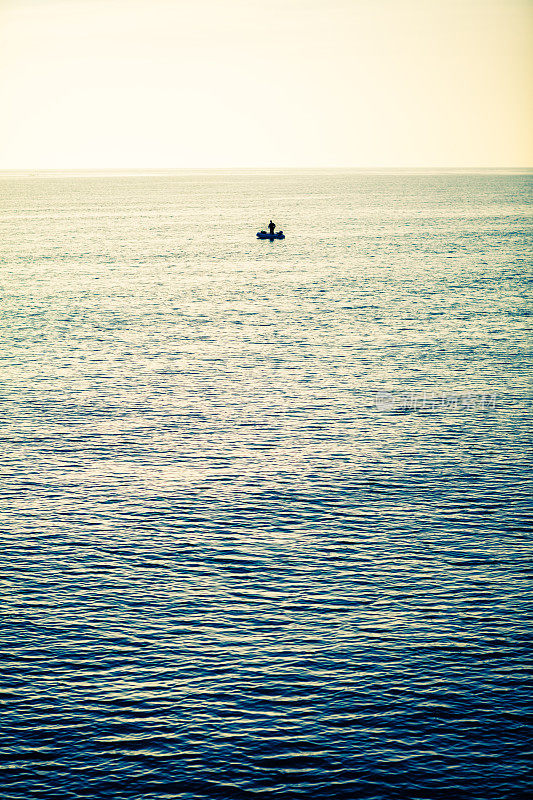 海上孤独的人，孤独