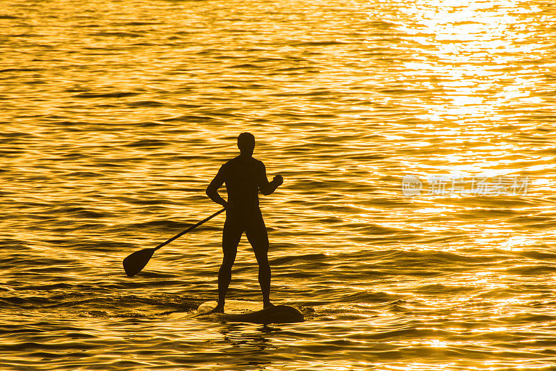 男人享受paddleboarding