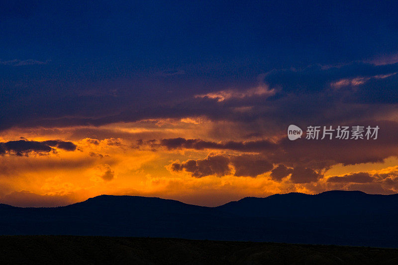 充满活力的日落和云与山、山和峡谷