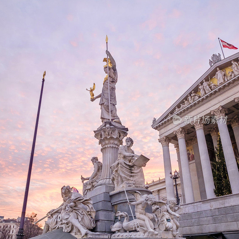 圣诞节的维也纳，议会大厦和雅典娜喷泉-奥地利
