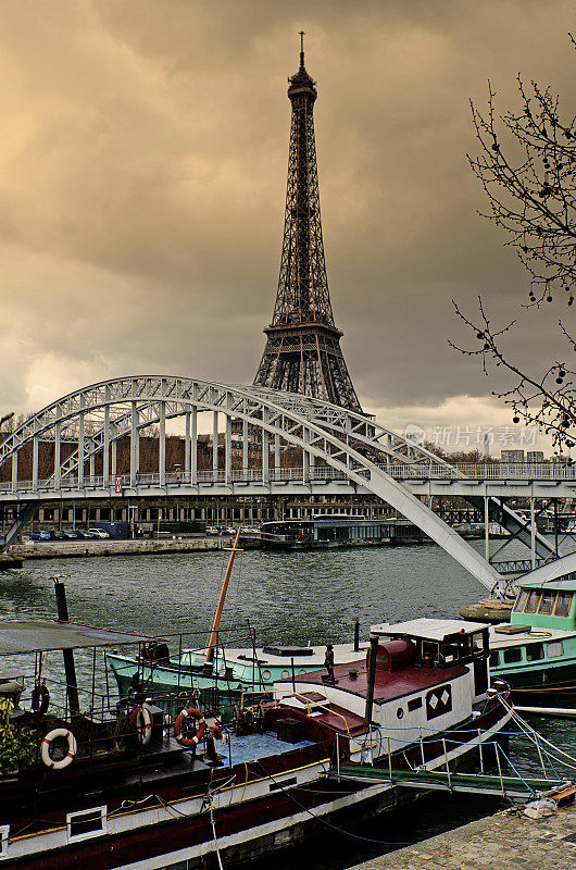 法国巴黎的埃菲尔铁塔和塞纳河
