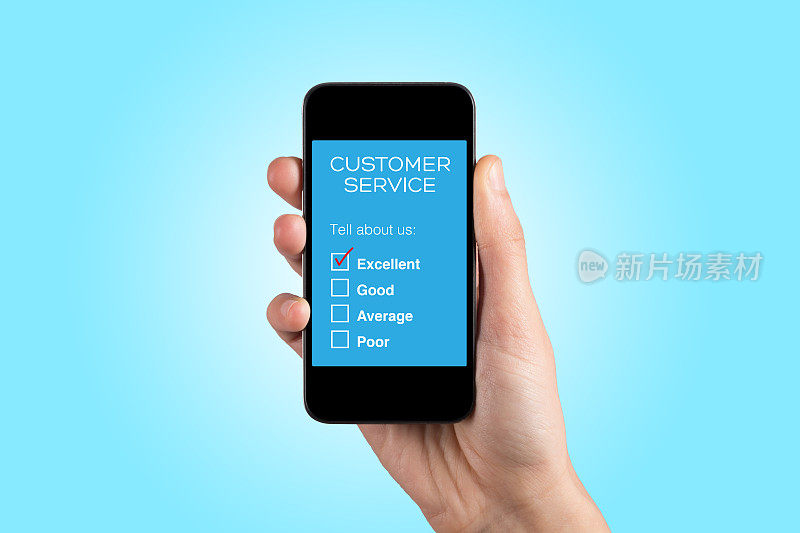 手持智能手机，屏幕上显示客户服务调查